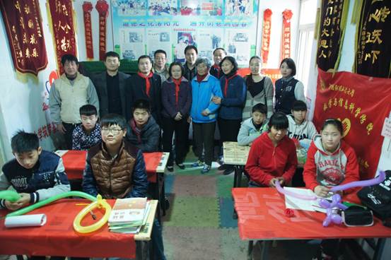 说明: C:\Users\Morning\Desktop\文件\宣传部\临时\3.19传雷锋精神,树敬老之风——伟德BETVlCTOR1946“微力量”爱心团队赴开封探望刘传真老人和留守儿童1.JPG